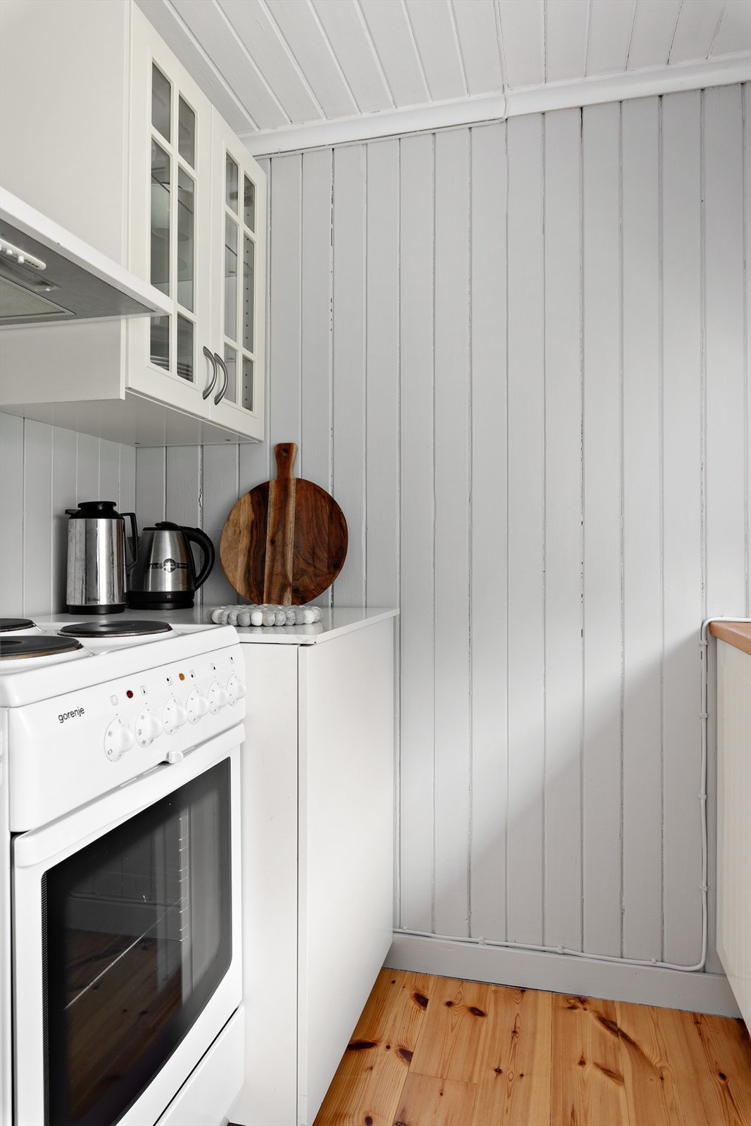 Kjøkken med profilerte fronter og benkeplate av tre/bøk med nedfelt vask. Galleribilde