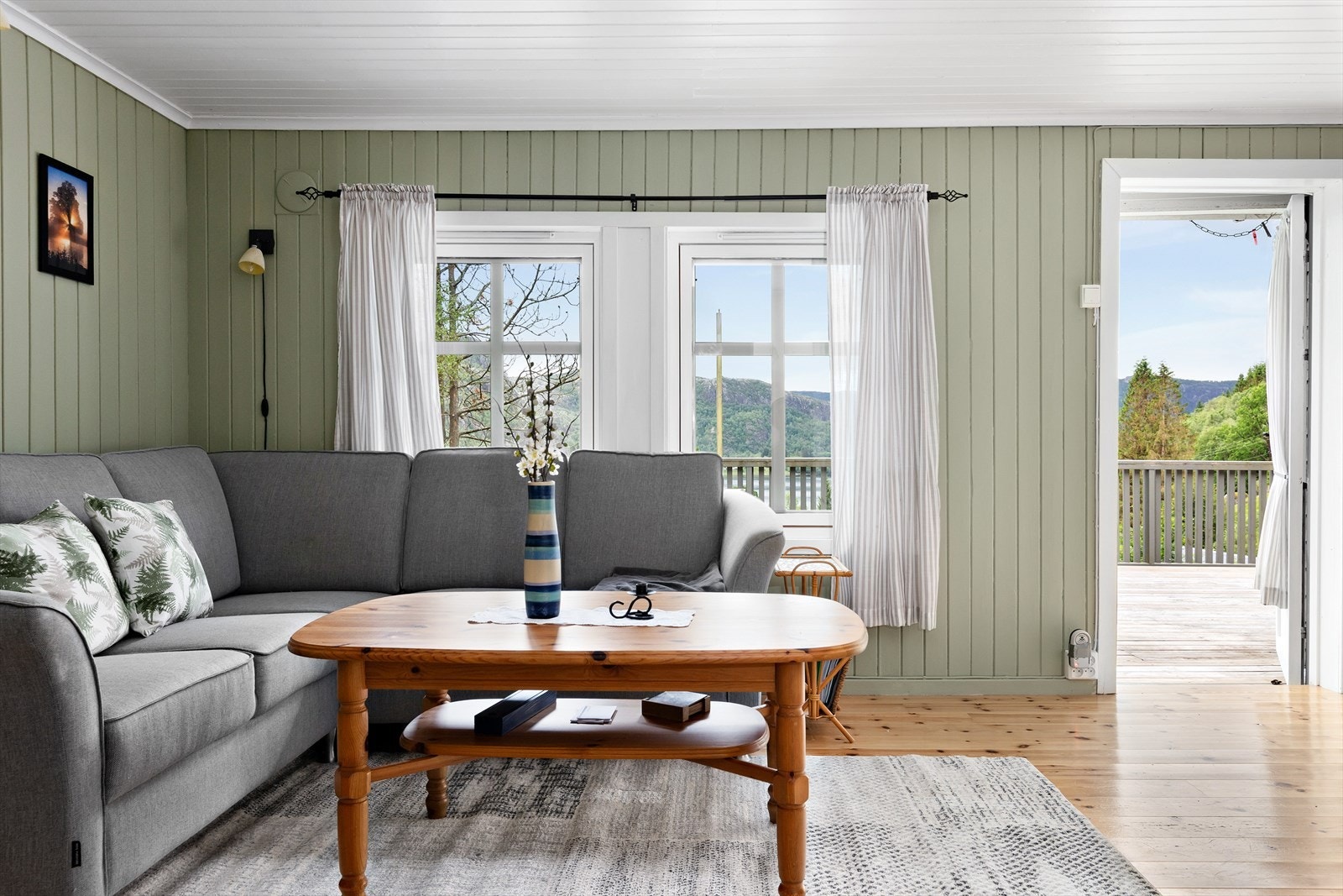 Stuen har store vindusflater som gjør at man får mye naturlig lys inn i stuen og man kan nyte den flotte utsikten. Galleribilde