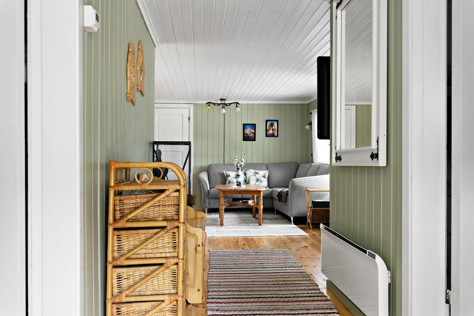 Man kommer inn i gang med plass til omkledning og klesoppheng. Galleribilde