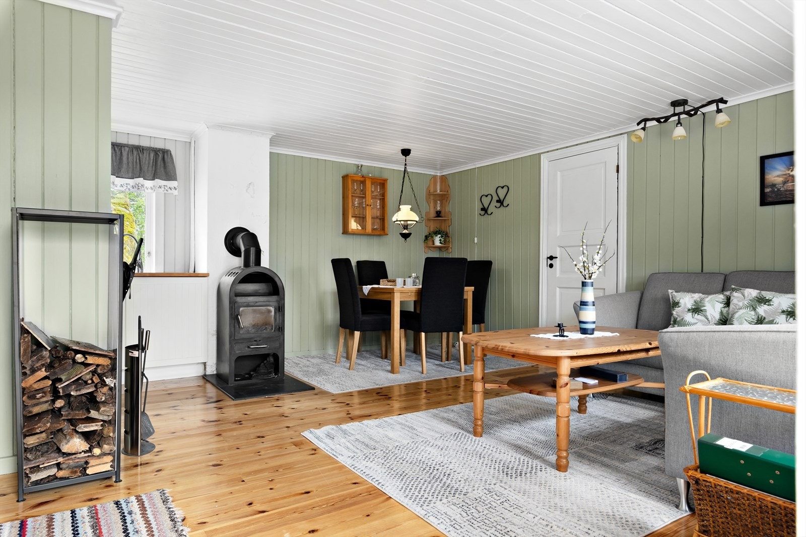 Videre kommer man inn i delvis åpen stue/kjøkken løsning som gir god utnyttelse av plassen og flere møbleringsmuligheter. Galleribilde