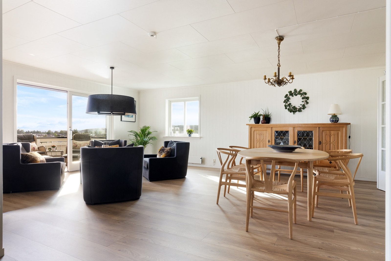 Stuen er av generøs størrelse og har gode muligheter for flere soner som gir mange innredningsmuligheter. Galleribilde