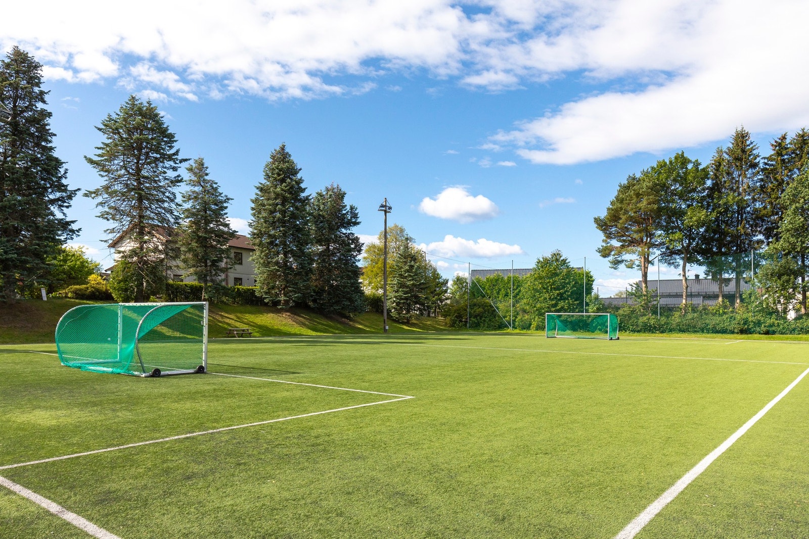Høybråten og Stovner IL har et godt idrettstilbud innenfor fotball, håndball, basketball, langrenn, friidrett, alpint, innebandy, orientering og turn. Galleribilde