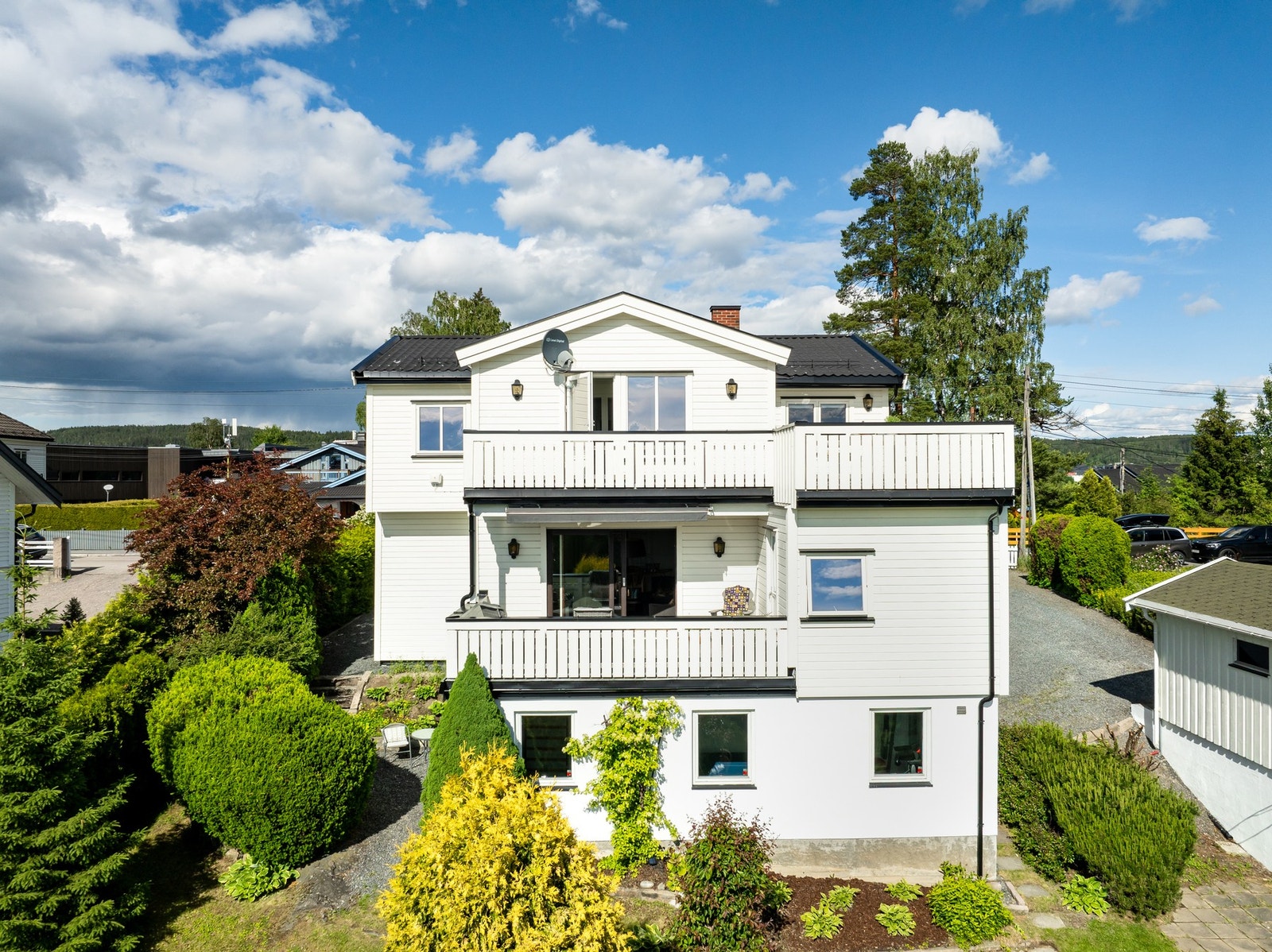 Denne eiendommen på Høybråten er et perfekt hjem for dere som ønsker en kombinasjon av en velholdt eiendom over tre plan, stor tomt og en idyllisk beliggenhet. Galleribilde