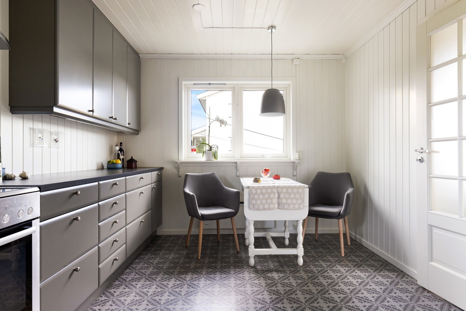 Kjøkkenet er utstyrt med komfyr, oppvaskmaskin og integrert vinskap. Det er plass til spisebord ved vinduet. Galleribilde