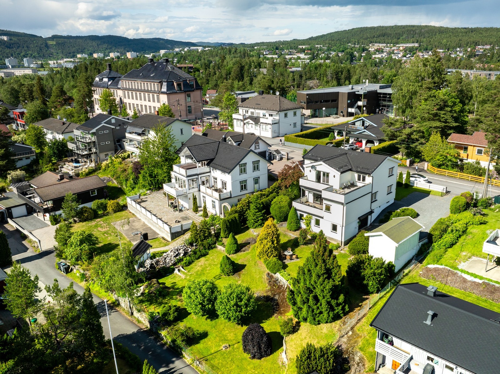 Her bor man med umiddelbar nærhet til Høybråten barneskole, kun 120 meters gange dit. Galleribilde