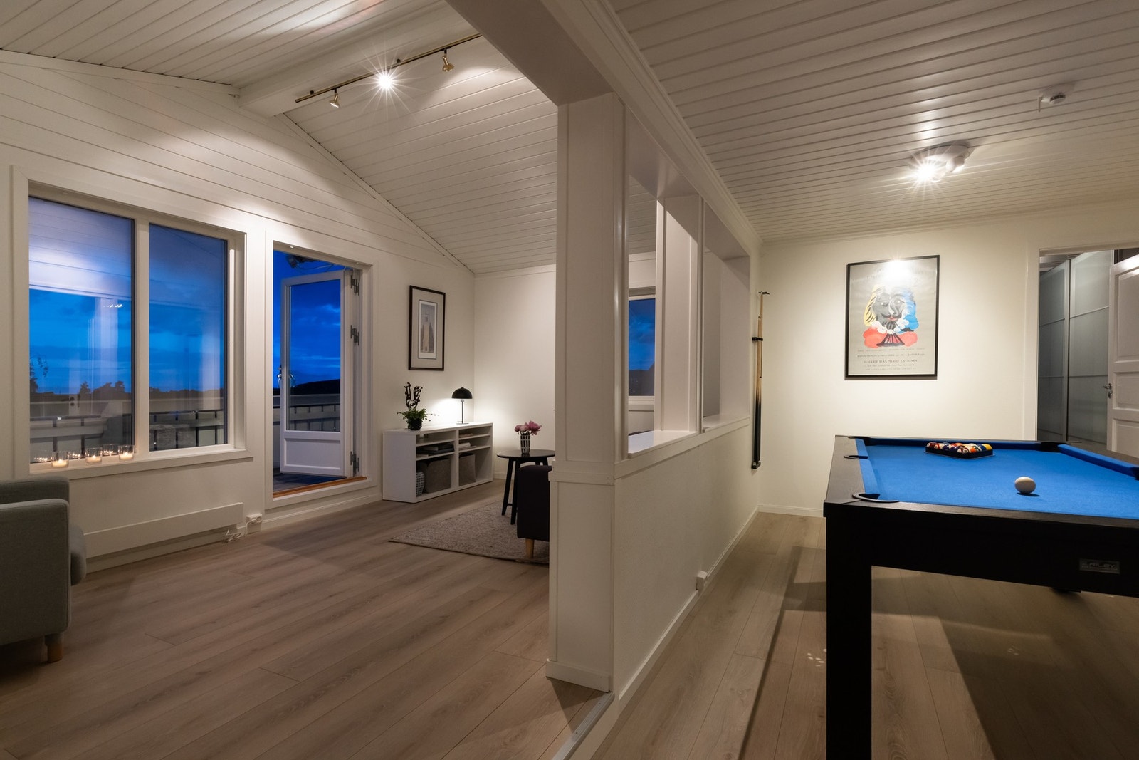 I likhet med stuen i 1.etasje får man også her en stor og luftig stue med store vindusflater. Galleribilde