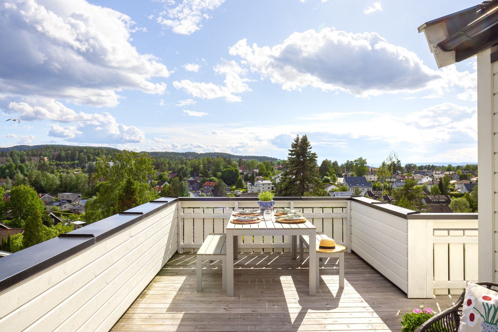 Fra stuen i 2.etasje er det utgang til en herlig takterrasse! Galleribilde