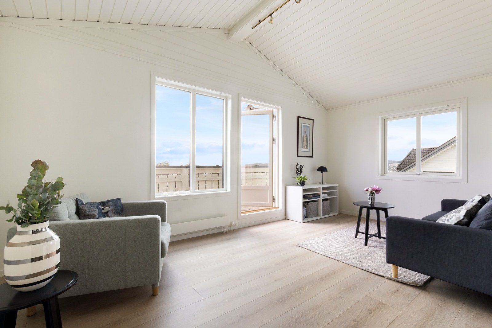 Det er god plass til sofagruppe, stol og TV/mediemøblement. Galleribilde