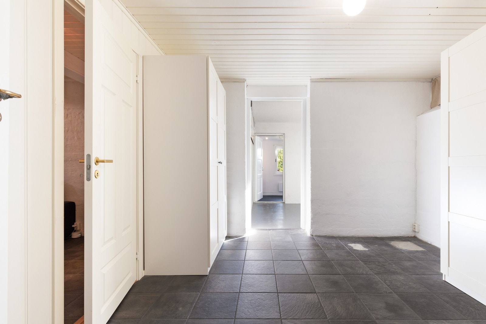 I denne eiendommen er det rikelig med lagringsplass. Dette er et garderoberom rett utenfor kjellerstuen med store garderobeskap for oppbevaring. Galleribilde