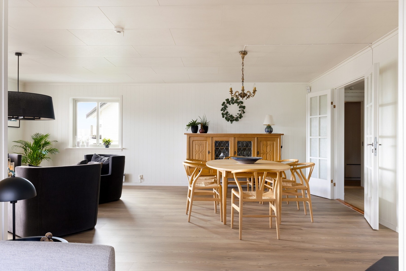 Det er plass til både sofa, spisebord, vitrineskap og det man måtte ønske. Galleribilde