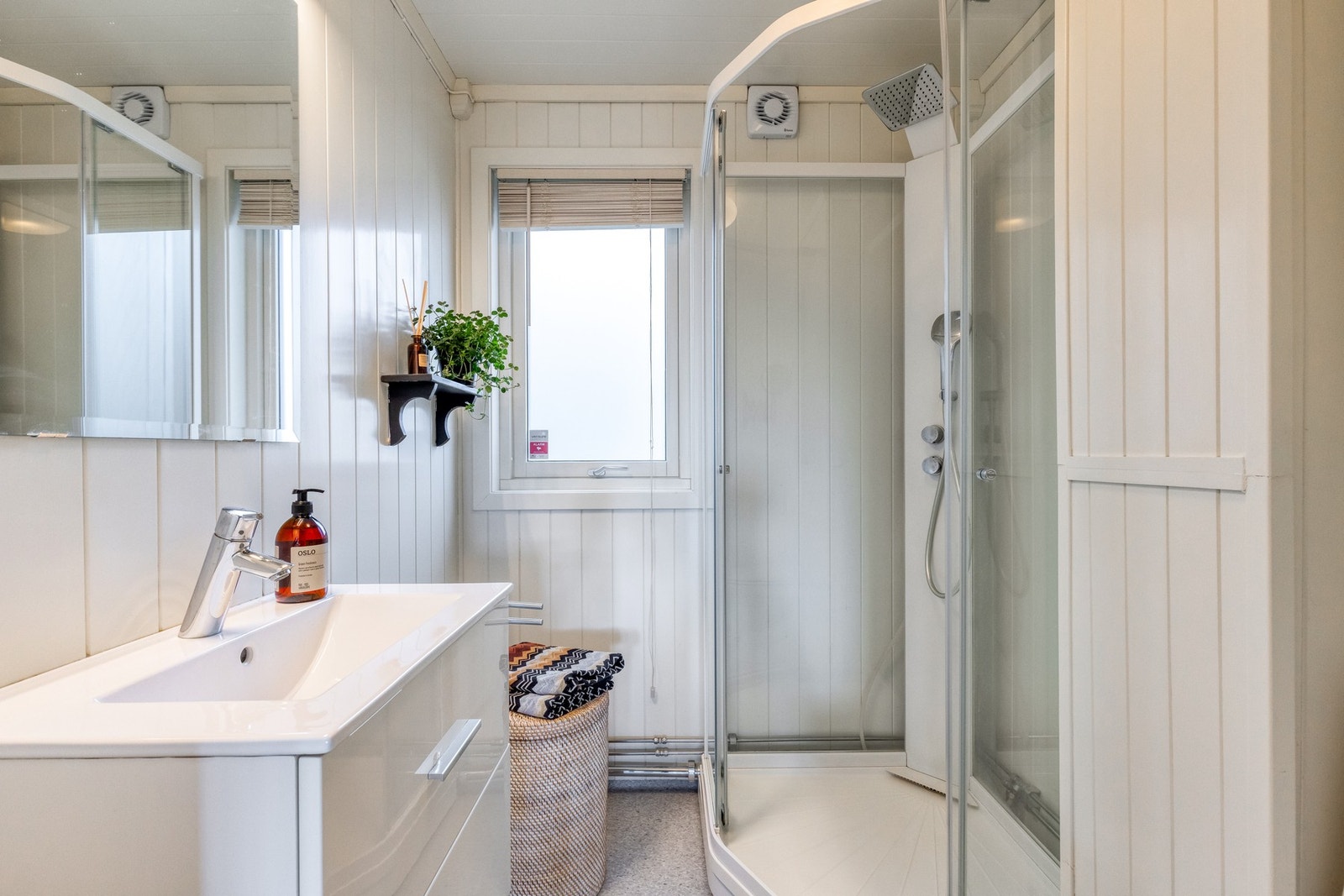 Badet i første etasje ble pusset opp i 2019. Badet består av innredning med nedfelt servant, toalett og dusjkabinett. Galleribilde