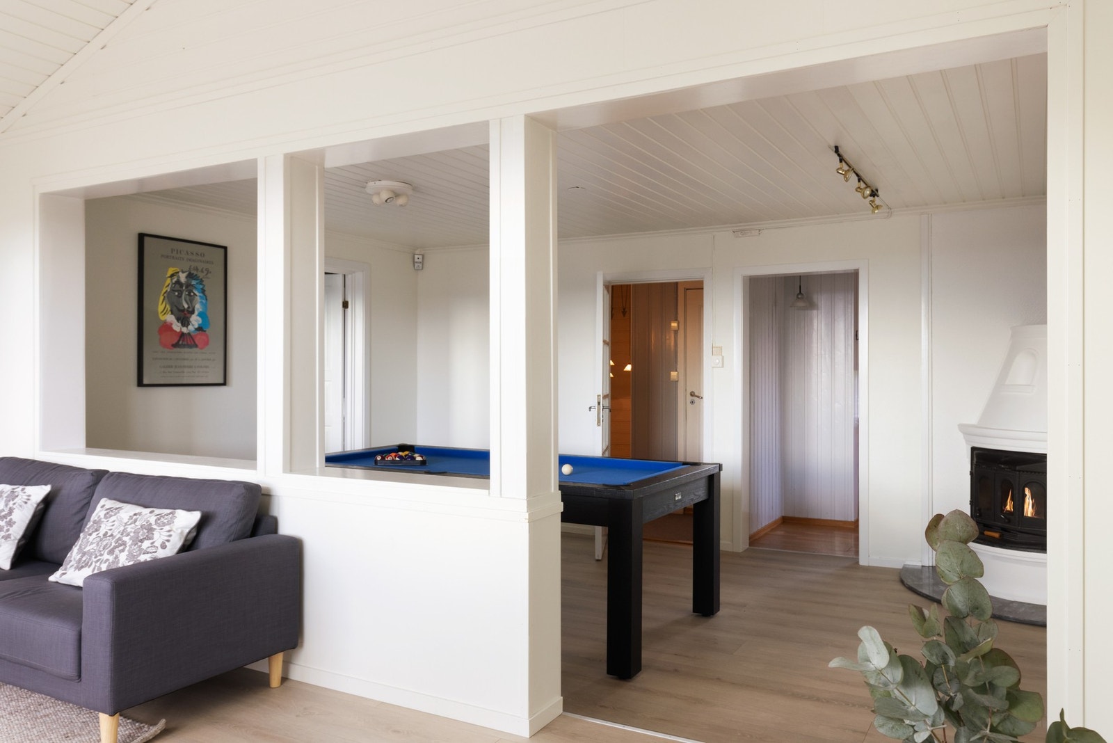 Det er montert peis med innsats i stuen i 2.etasje. Galleribilde