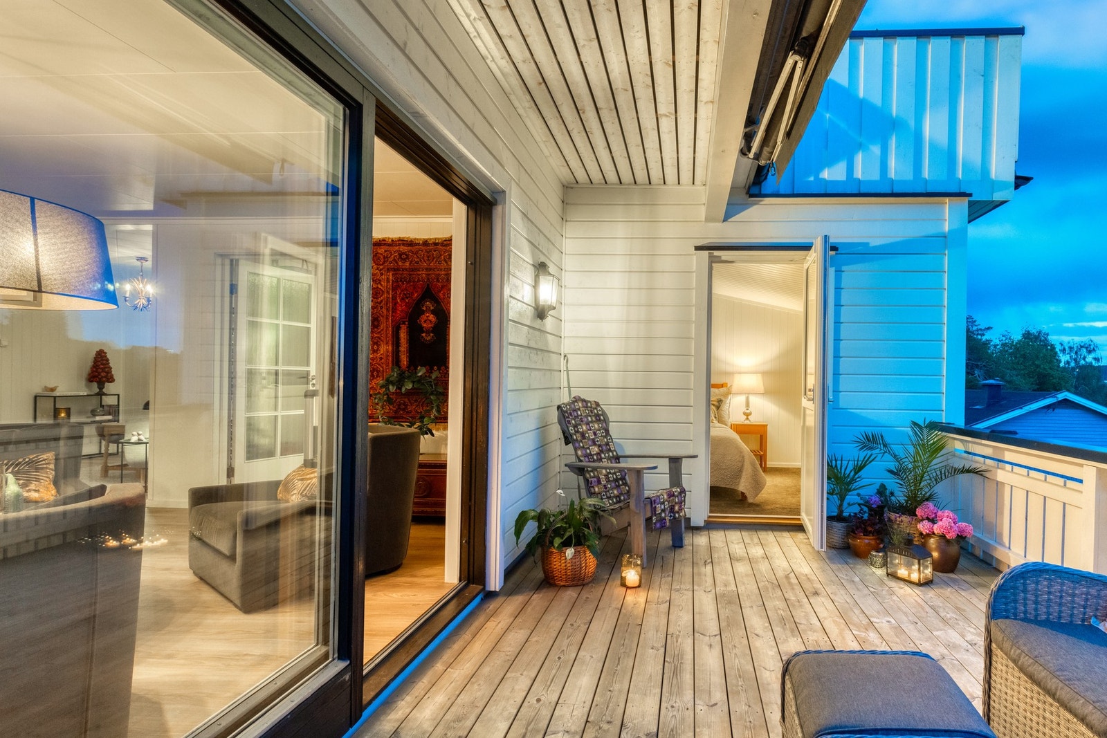 Fra stuen og soverommet i 1.etasje er det utgang til en terrasse på ca. 15 kvm. Det ble montert ny duk på markisen i 2019. Galleribilde
