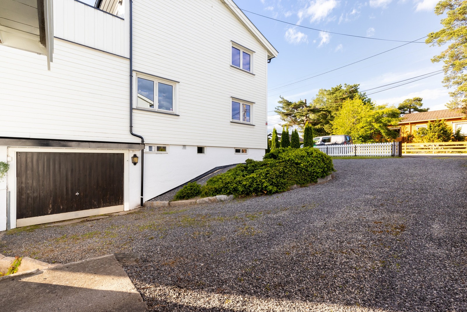 Man har dessuten plass til flere biler på gårdstunet. Galleribilde