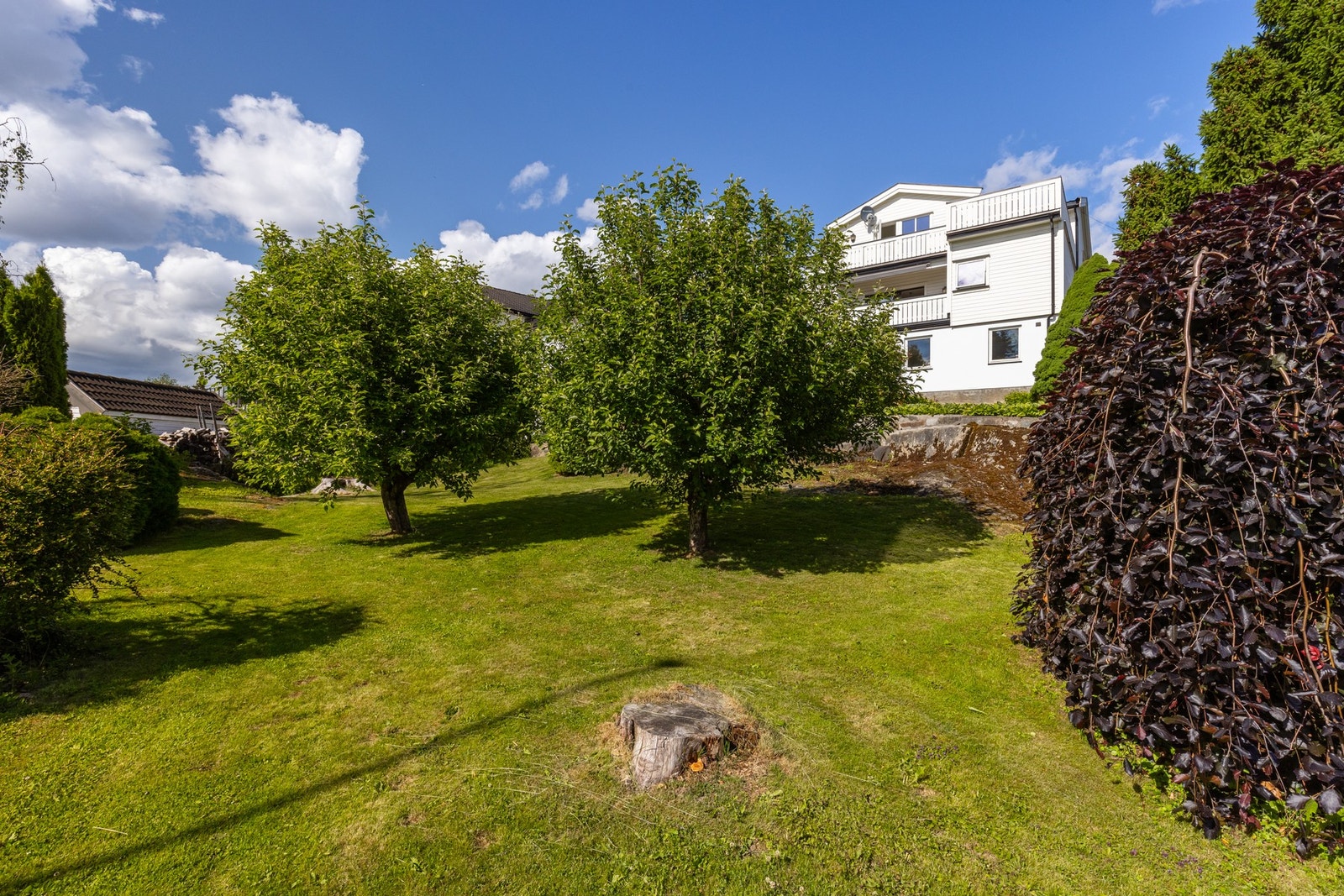 Med rikelig plass til utendørs aktiviteter, lek og avslapning, vil hele familien finne sitt paradis her. Galleribilde