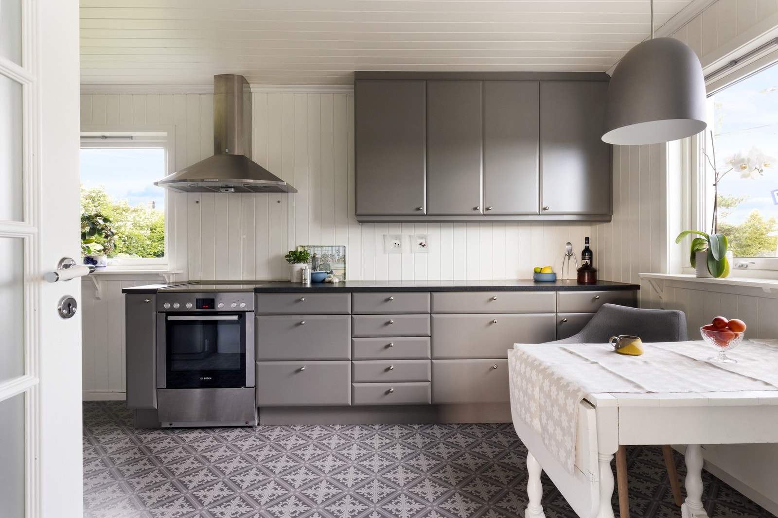 Kjøkkeninnredningen er fra Huseby og har fabrikklakkerte fronter, samt laminat benkeplate med oppvaskkum. Galleribilde