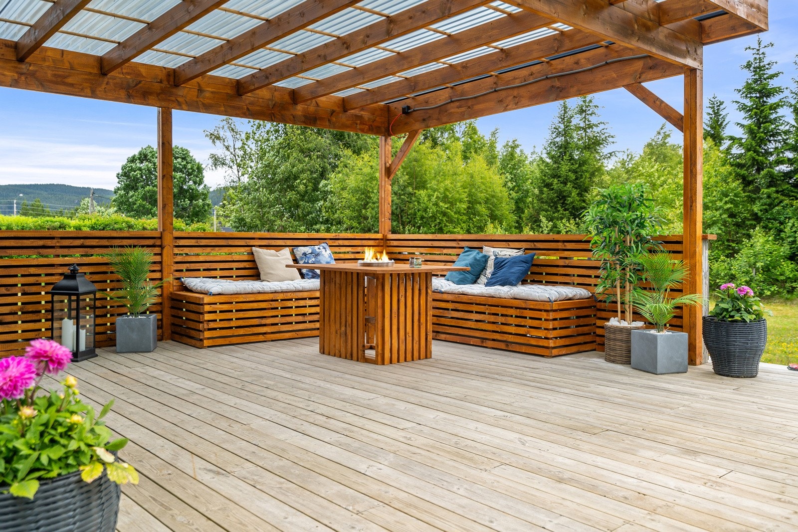 Det ble bygget pergola i 2023, som ble ferdigstilt med spiler og tak i år. Galleribilde