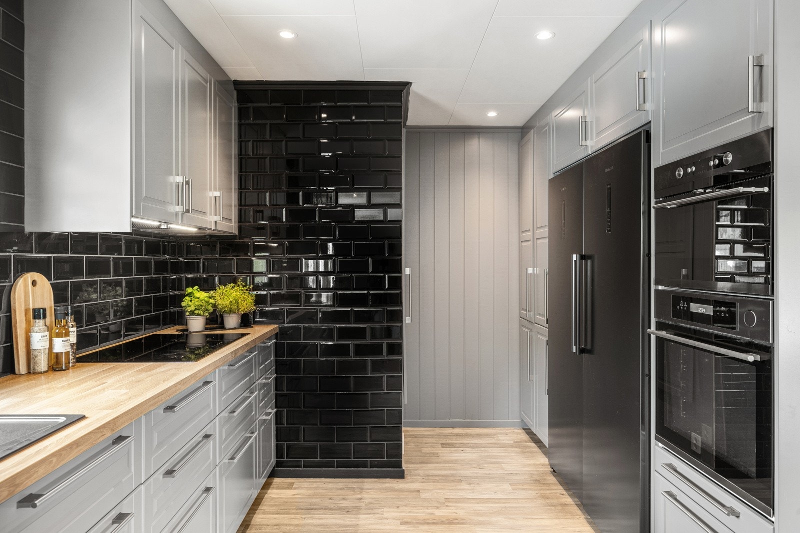 Downlights i store deler av himlingen tilfører lys til arbeidsflatene. Galleribilde