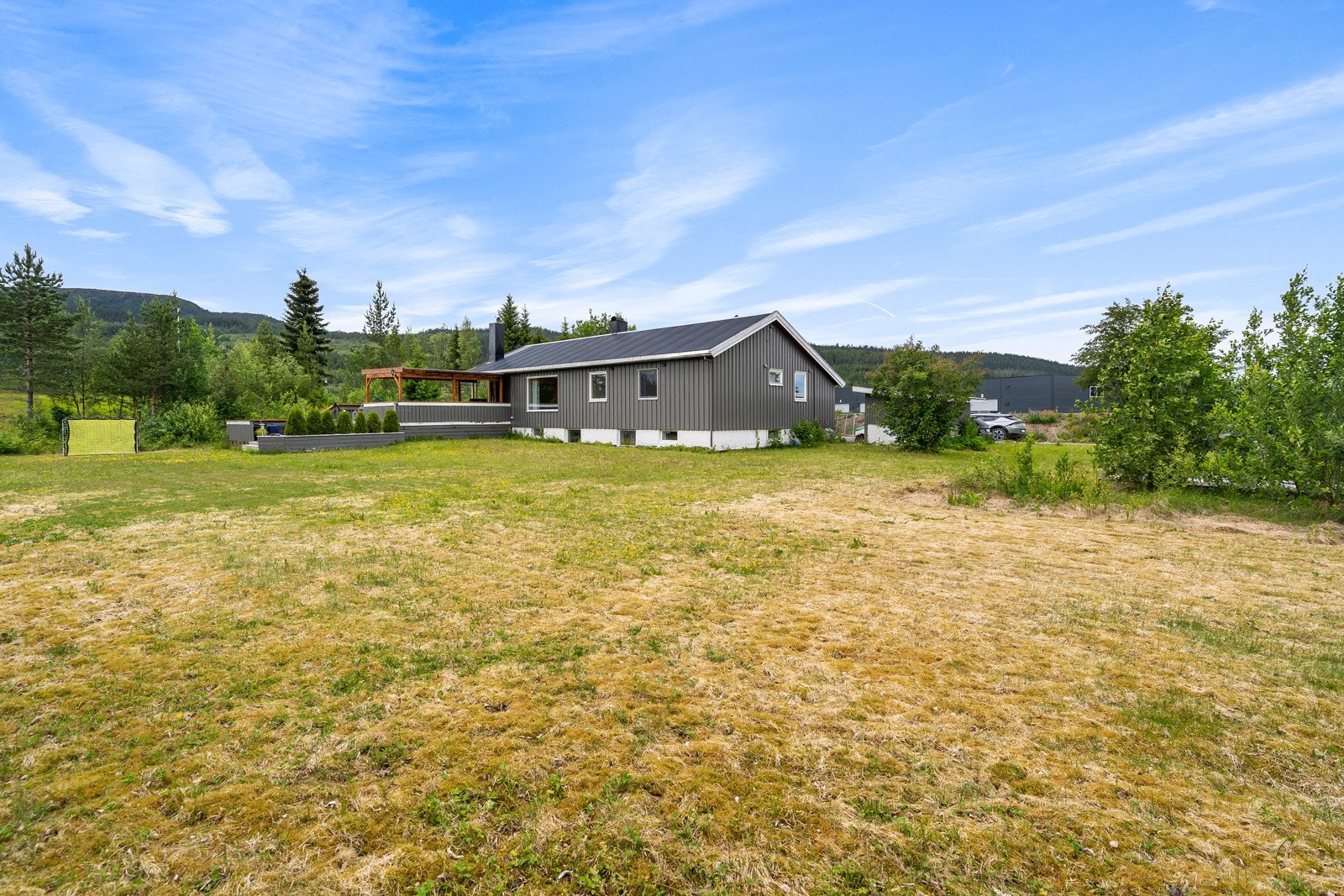 Her bor man på en stor og fin tomt som ligger skjermet og fredelig til. Galleribilde