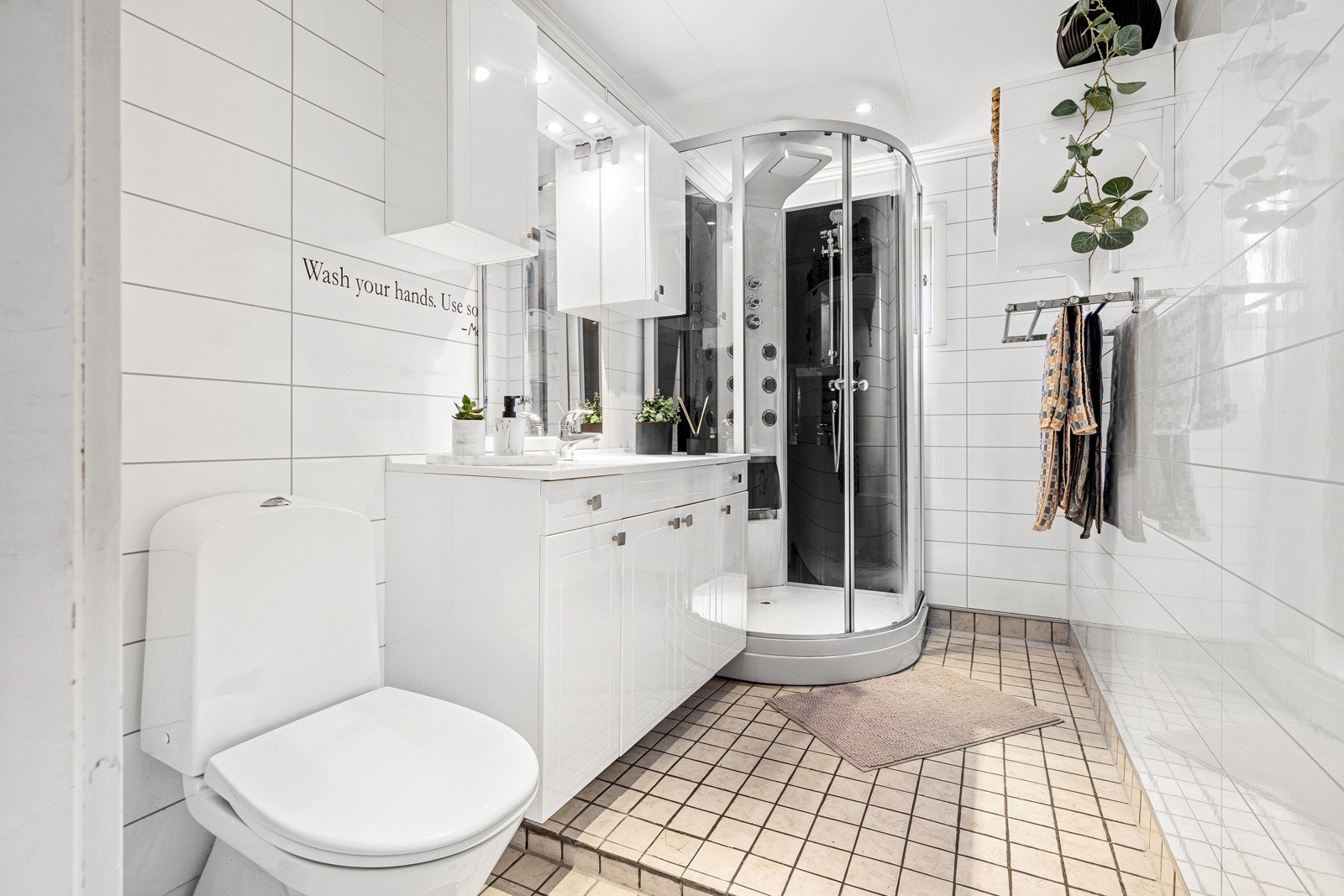 Lyst baderom med flislagt gulv. Galleribilde