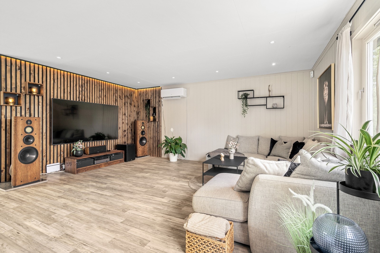 Lys og luftig stue med god plass til sofagruppe. Galleribilde