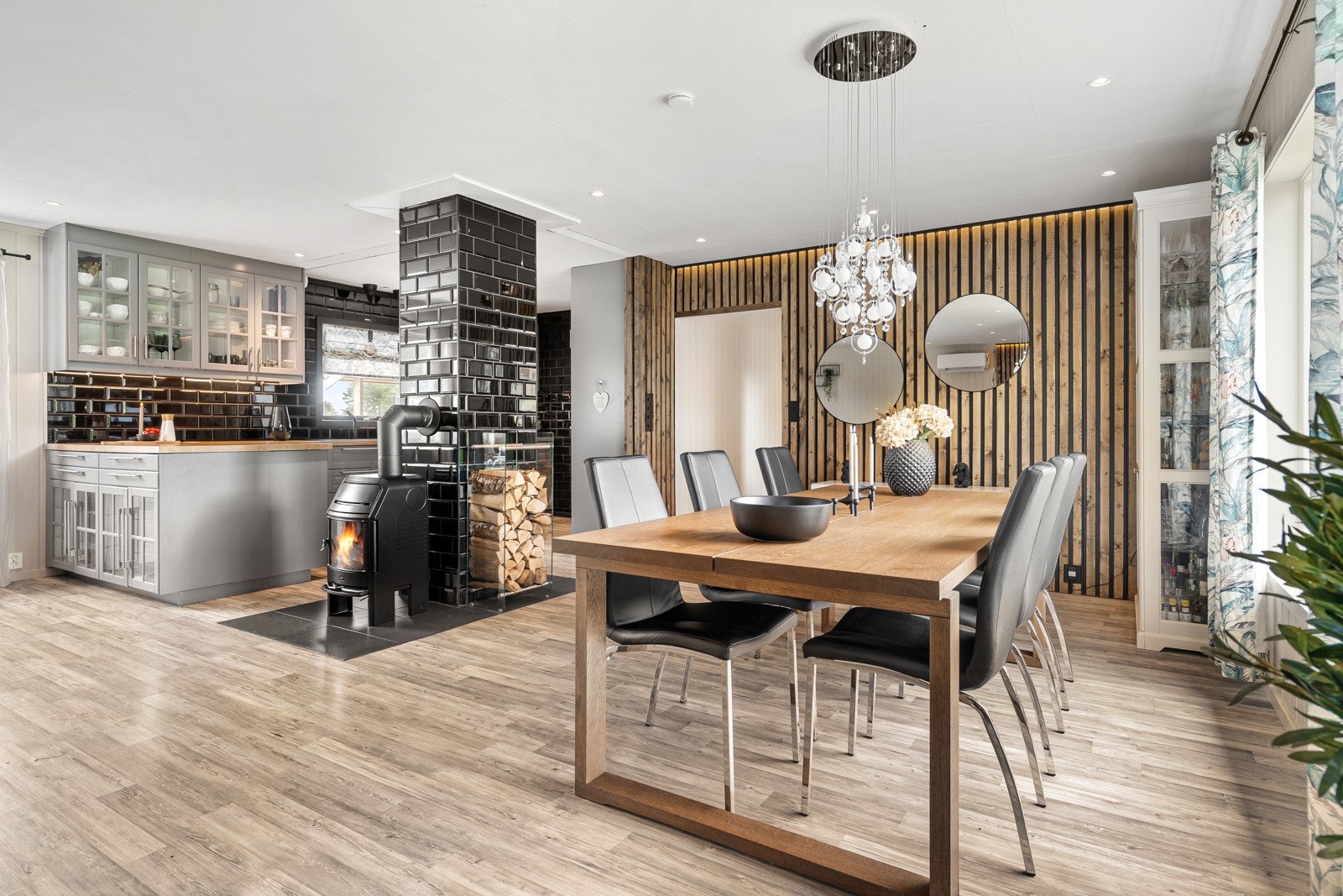 Stuen er naturlig inndelt i ulike brukssoner, og det passer utmerket å innrede med spisebord utenfor kjøkkenet. Galleribilde