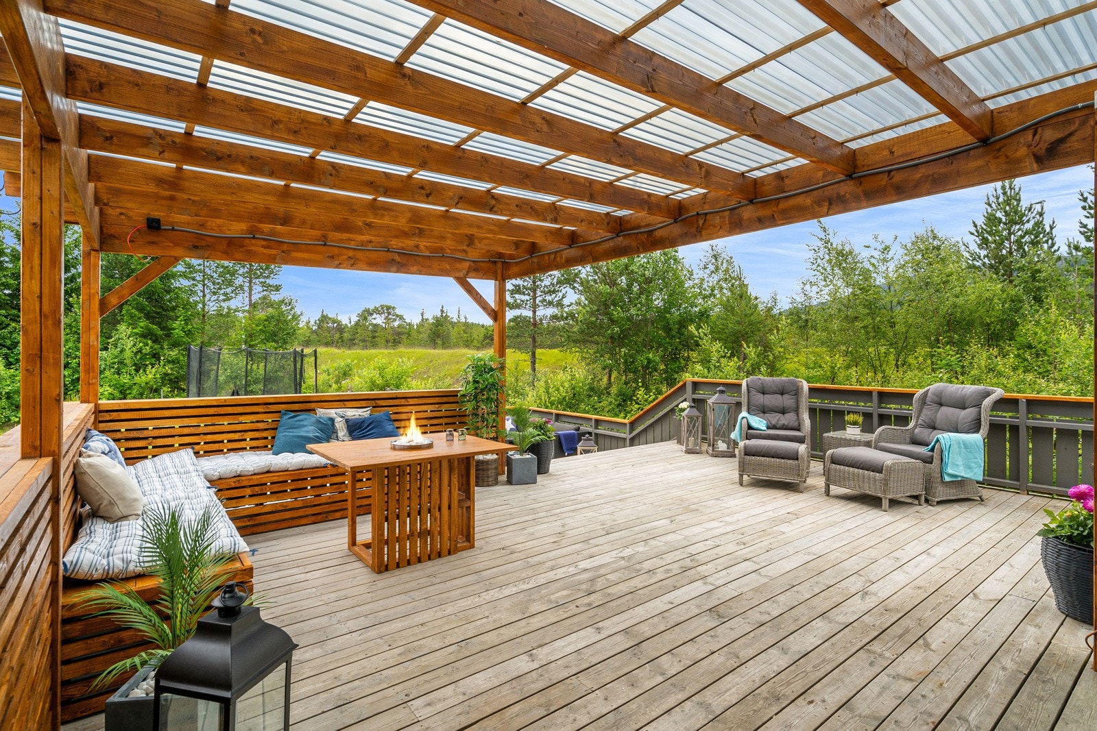 På terrassen har man en pergola med plassbygget sittegruppe. Galleribilde