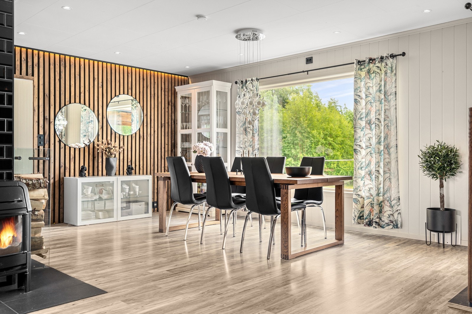 Fra spisestuen har man utgang til terrassen. Galleribilde