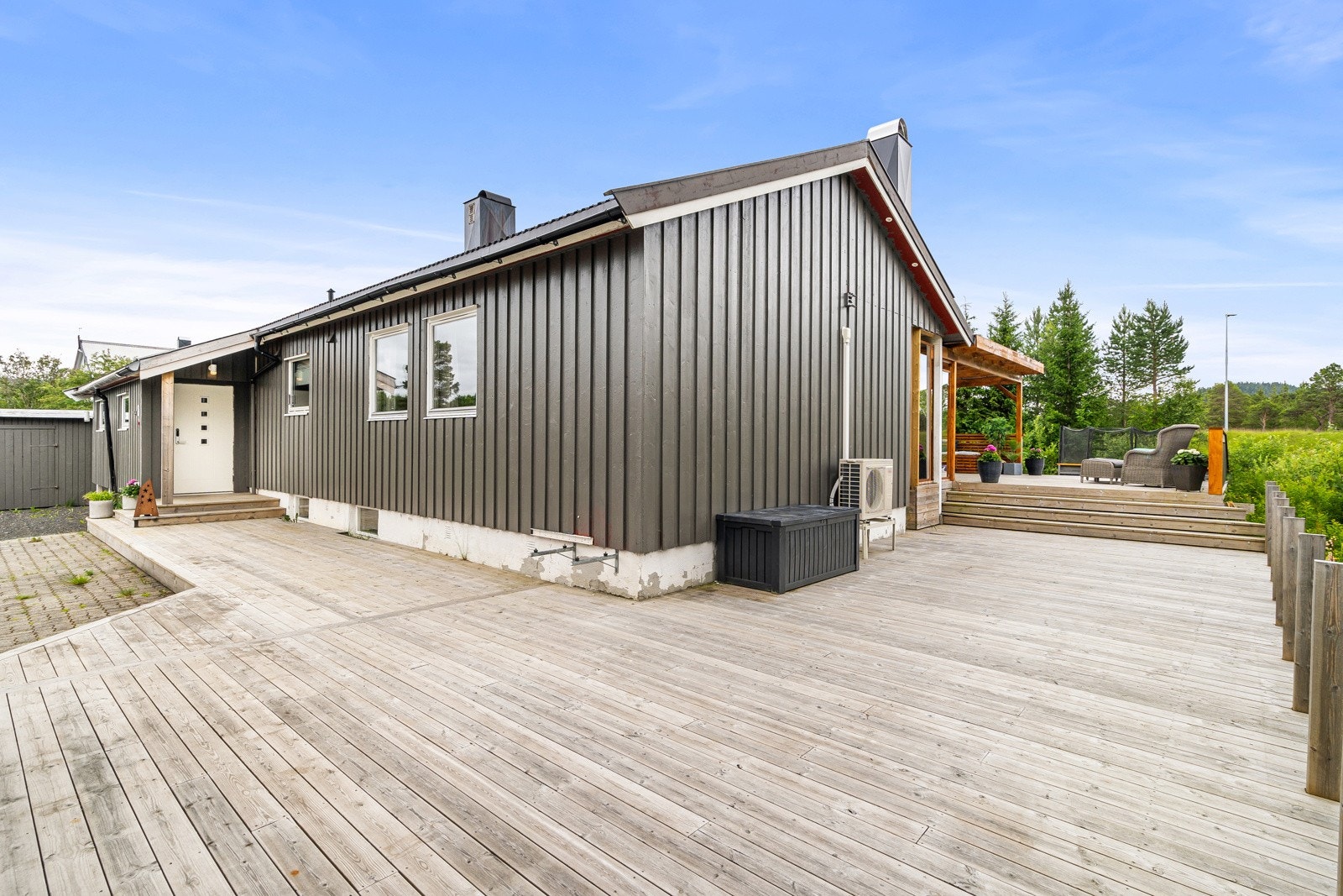 Boligen har uteområder på flere sider, så her kan solen nytes store deler av dagen. Galleribilde