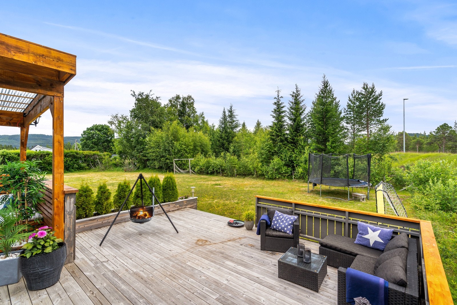 Terrassen innredes enkelt i ulike soner, og innbyr til store sammenkomster med god mat og drikke. Galleribilde