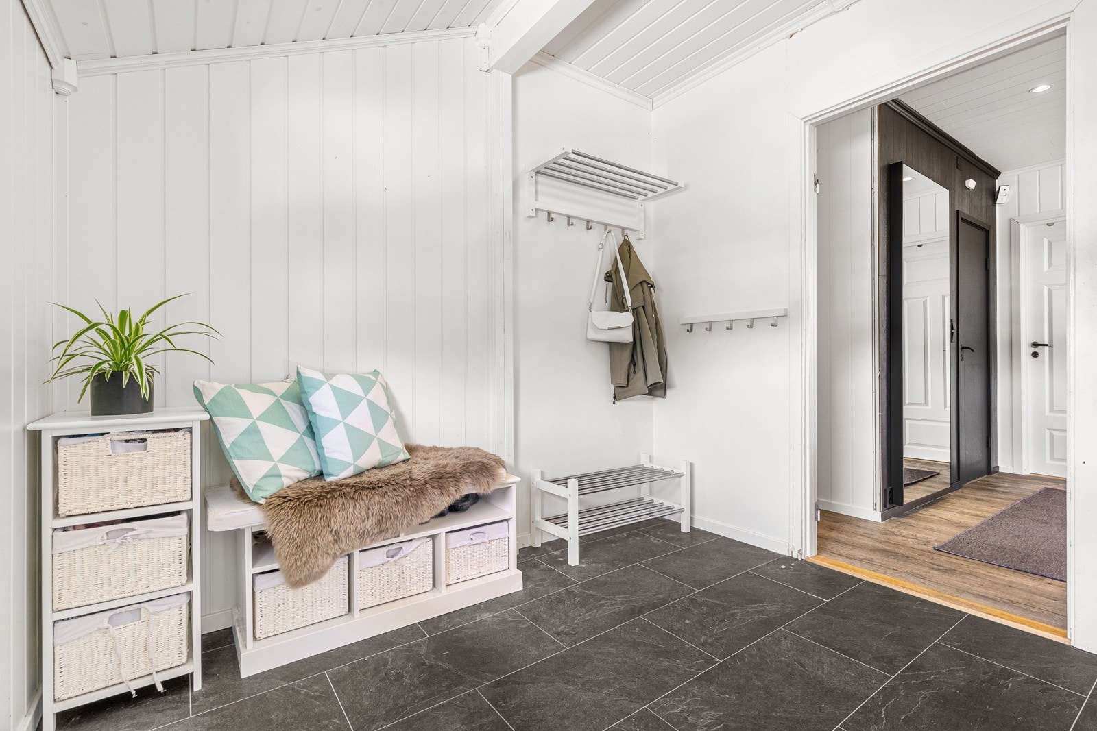 Lys og innbydende entré med plass til å henge fra seg yttertøyet. Galleribilde