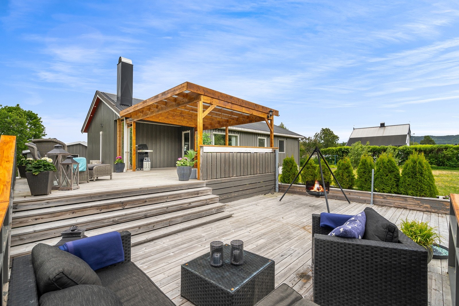 Den flotte uteplassen ligger skjermet og fint til. Her kan man enkelt innrede etter ønske og behov. Galleribilde