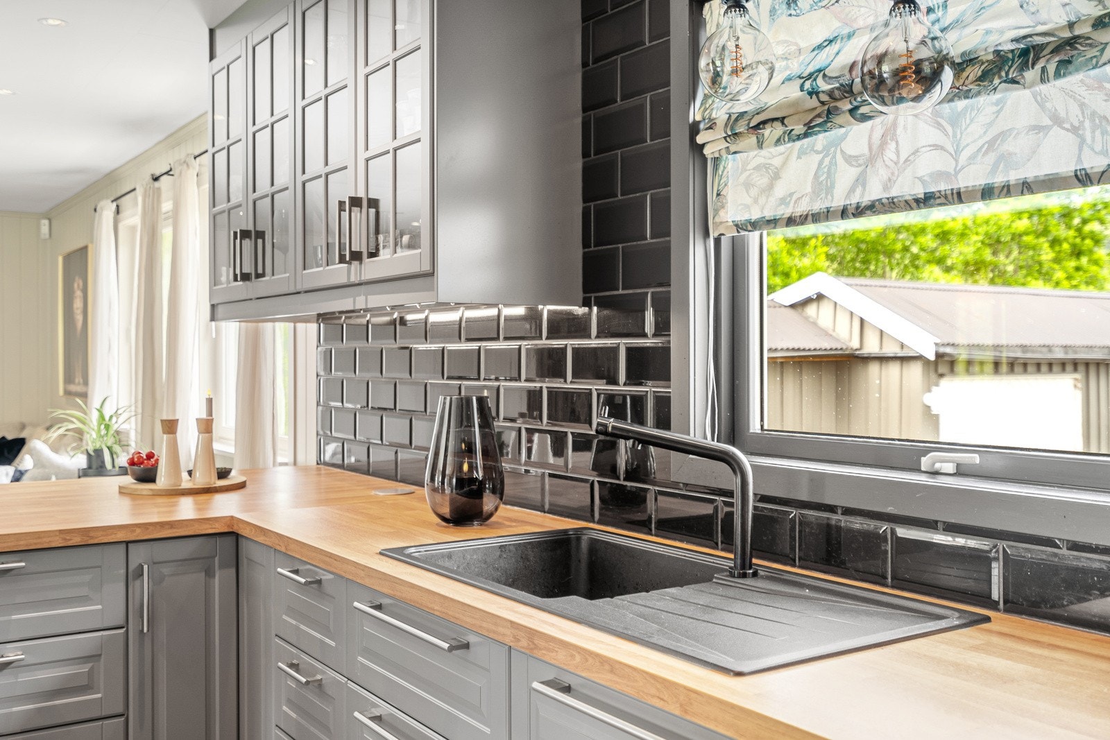 Kjøkkenet er godt utbygget med skap, skuff og benkeplass som gjør det enkelt å tilberede måltider. Galleribilde