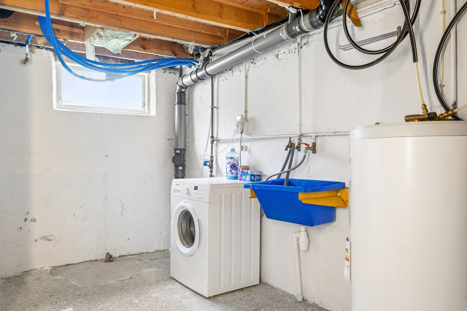 Selger opplyser om at kjelleren har fått nytt avløpssystem, og ny bereder på vaskerommet. Galleribilde