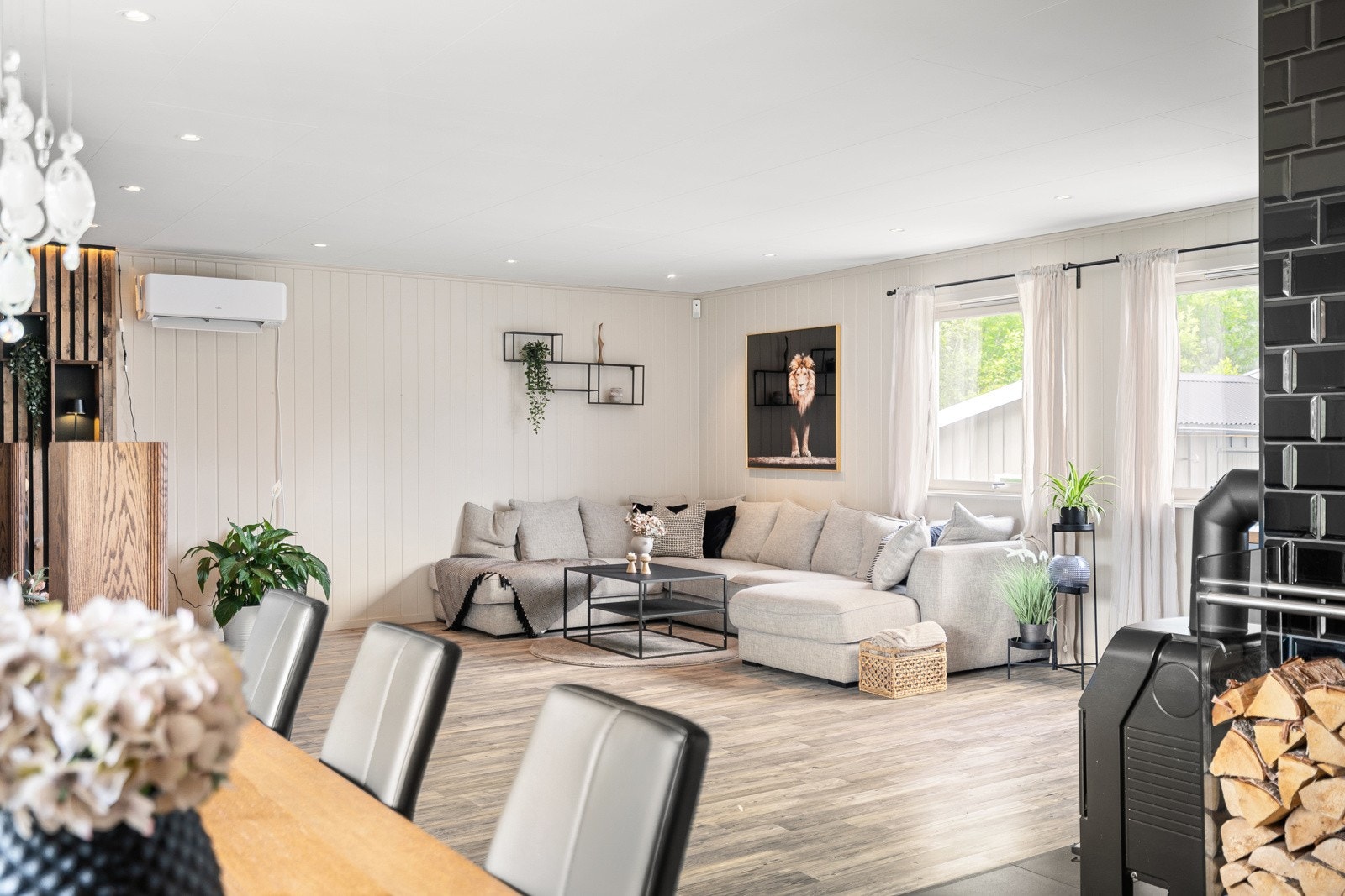 Stuen innbyr til både rolige og sosiale kvelder. Galleribilde