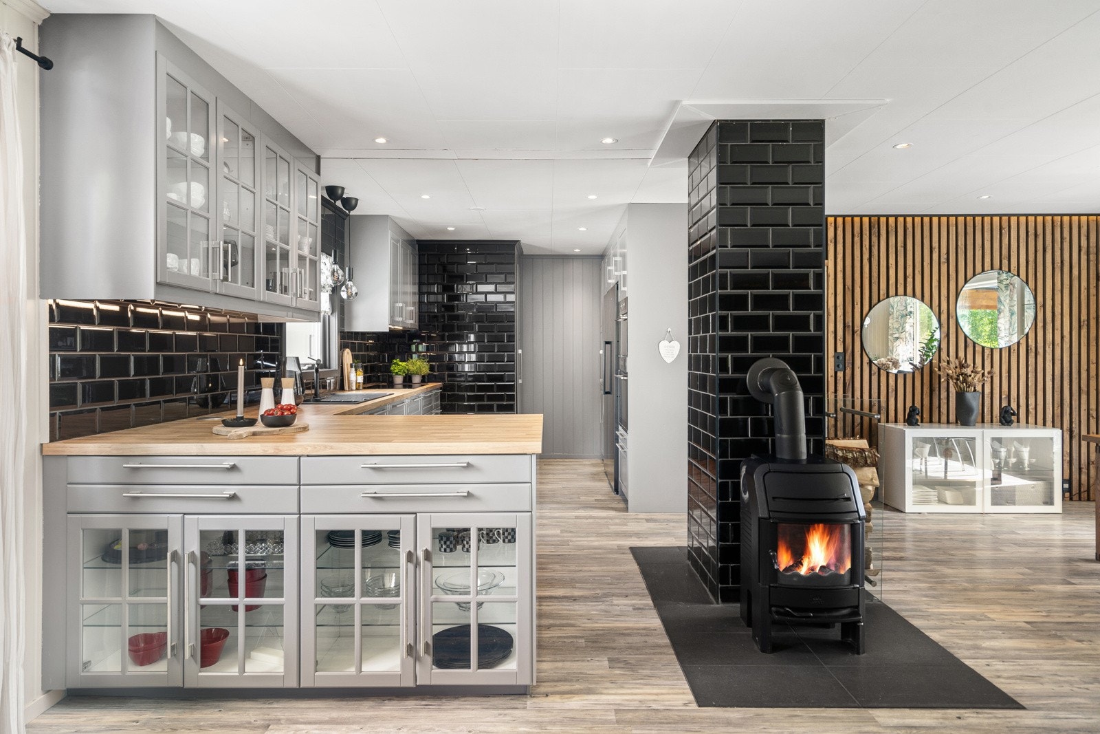 Man finner enkelt både roen og varmen foran en peisovn i stuen. Galleribilde