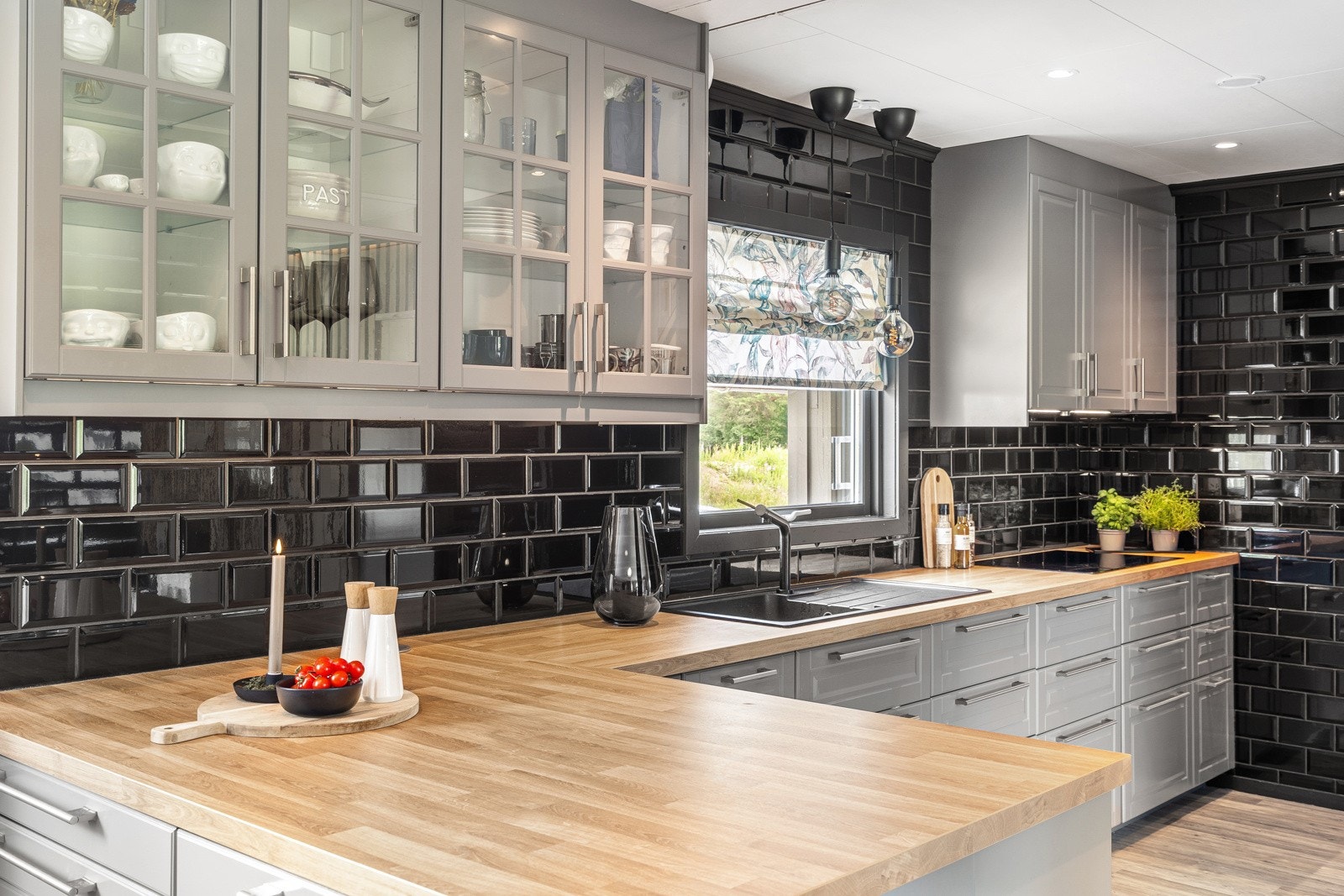 Kjøkkeninnredningen er fra Ikea og ble oppført i 2018. Galleribilde