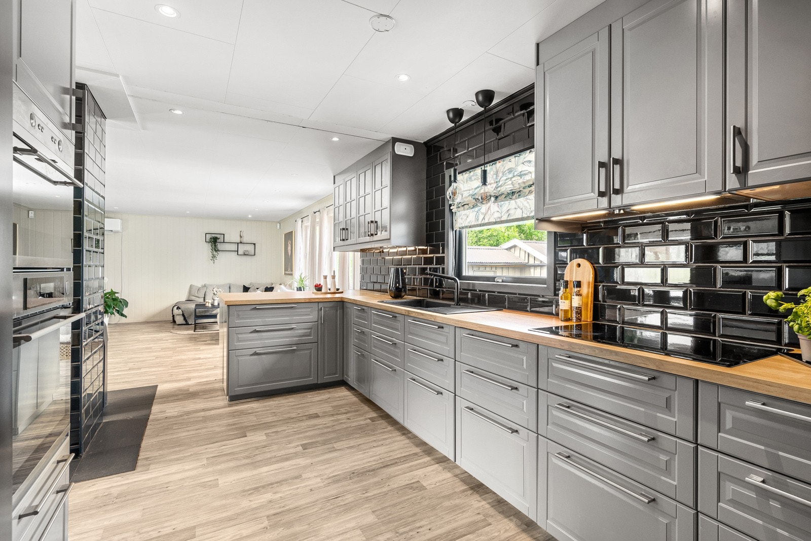 Kjøkkenet er utstyrt med integrerte hvitevarer som stekeovn, platetopp, oppvaskmaskin og mikrobølgeovn. Galleribilde