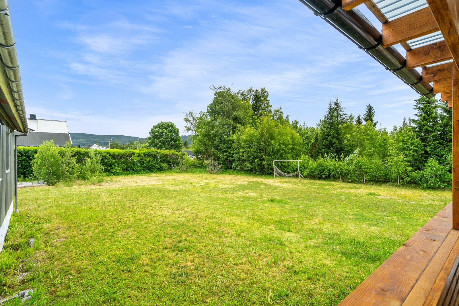 Hagen har plen med rikelig med boltreplass for de minste, og det er også umiddelbar nærhet til marka. Galleribilde