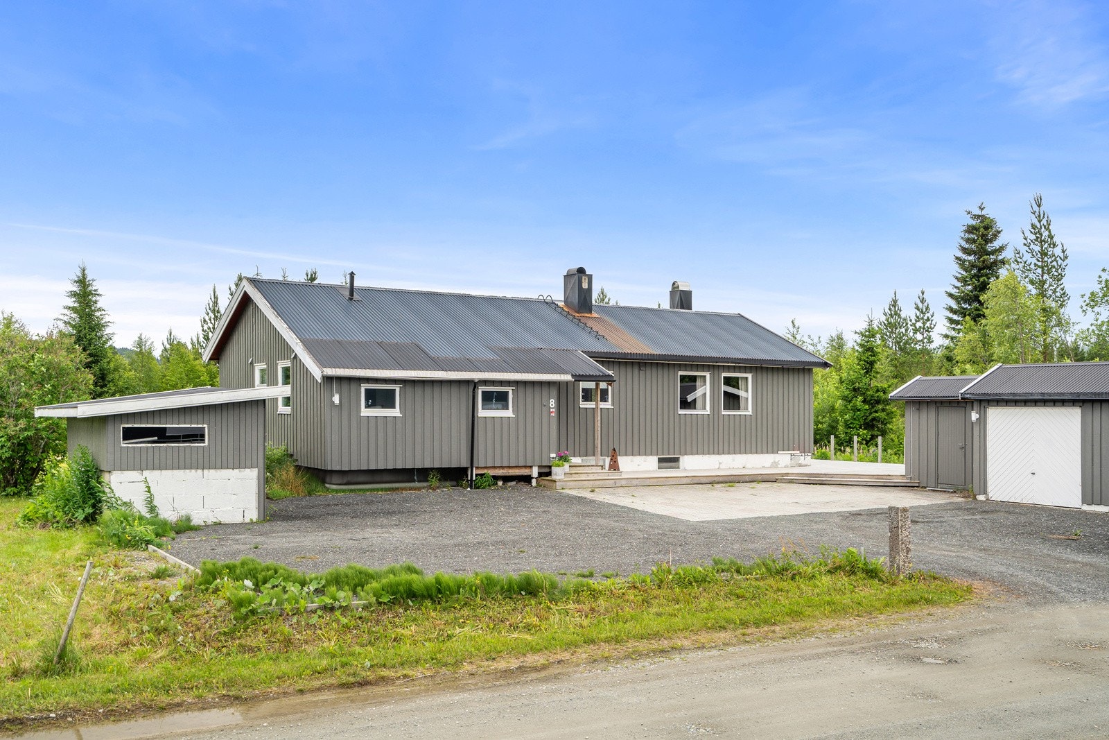 Det ble lagt kaldasfalt og kantstener på gårdsplassen i 2023. Det er plass til flere biler på gårdsplassen. Galleribilde