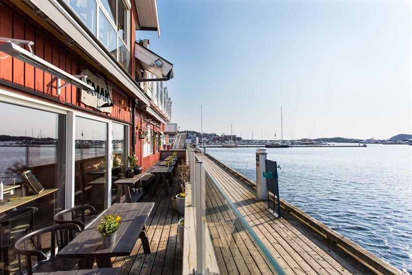Ta gjerne "snarveien" over båthavna sommerstid - da yrer det av båtfolk fra både fjern og nær. Galleribilde