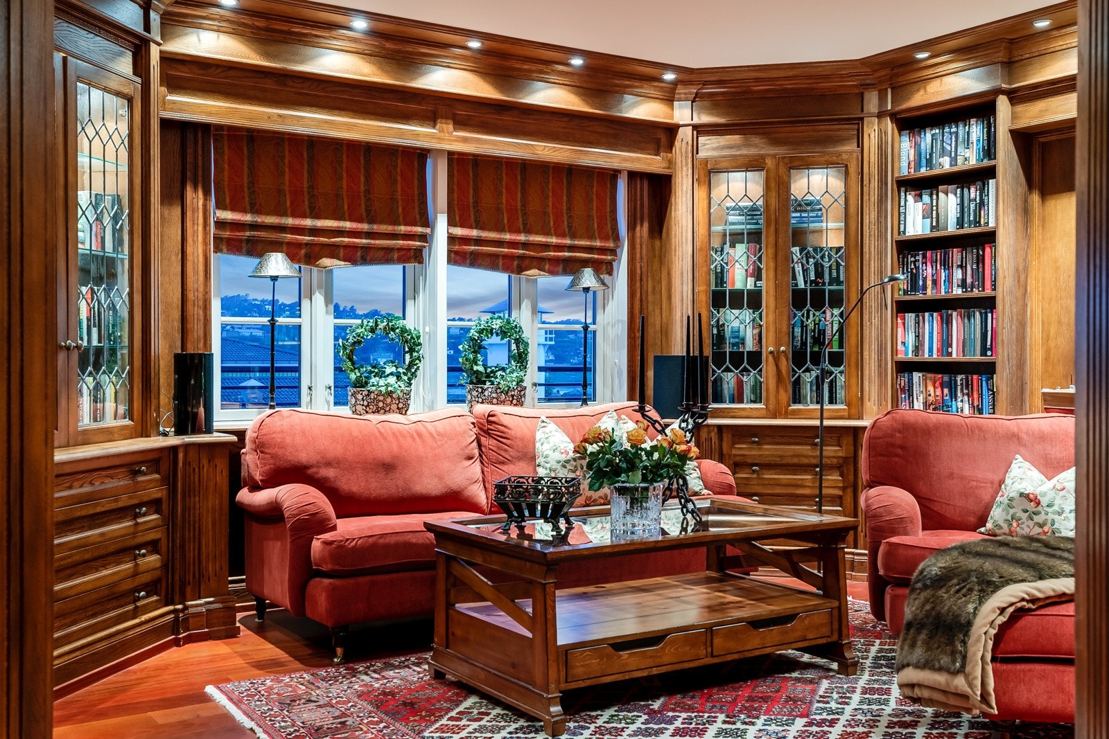 Her har du rikelig med plass til alle dine favorittbøker og gode sittegrupper. Galleribilde