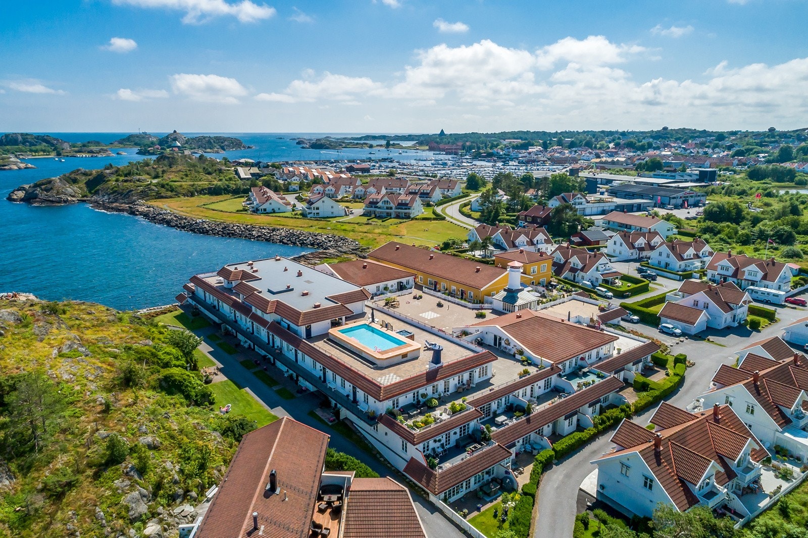 Leiligheten ligger i toppetasjen av et populært og veldrevet sameie helt ytterst på fantastiske Risøya. Galleribilde