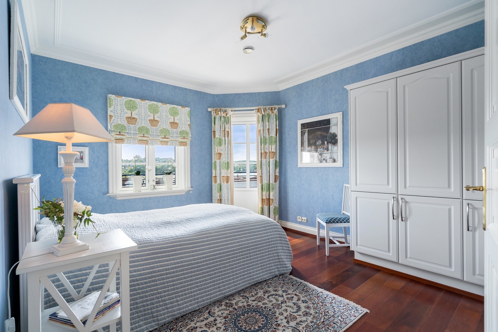 Alle soverommene er av god størrelse og gir deg følelsen av å være på en lekkert hotell. Galleribilde