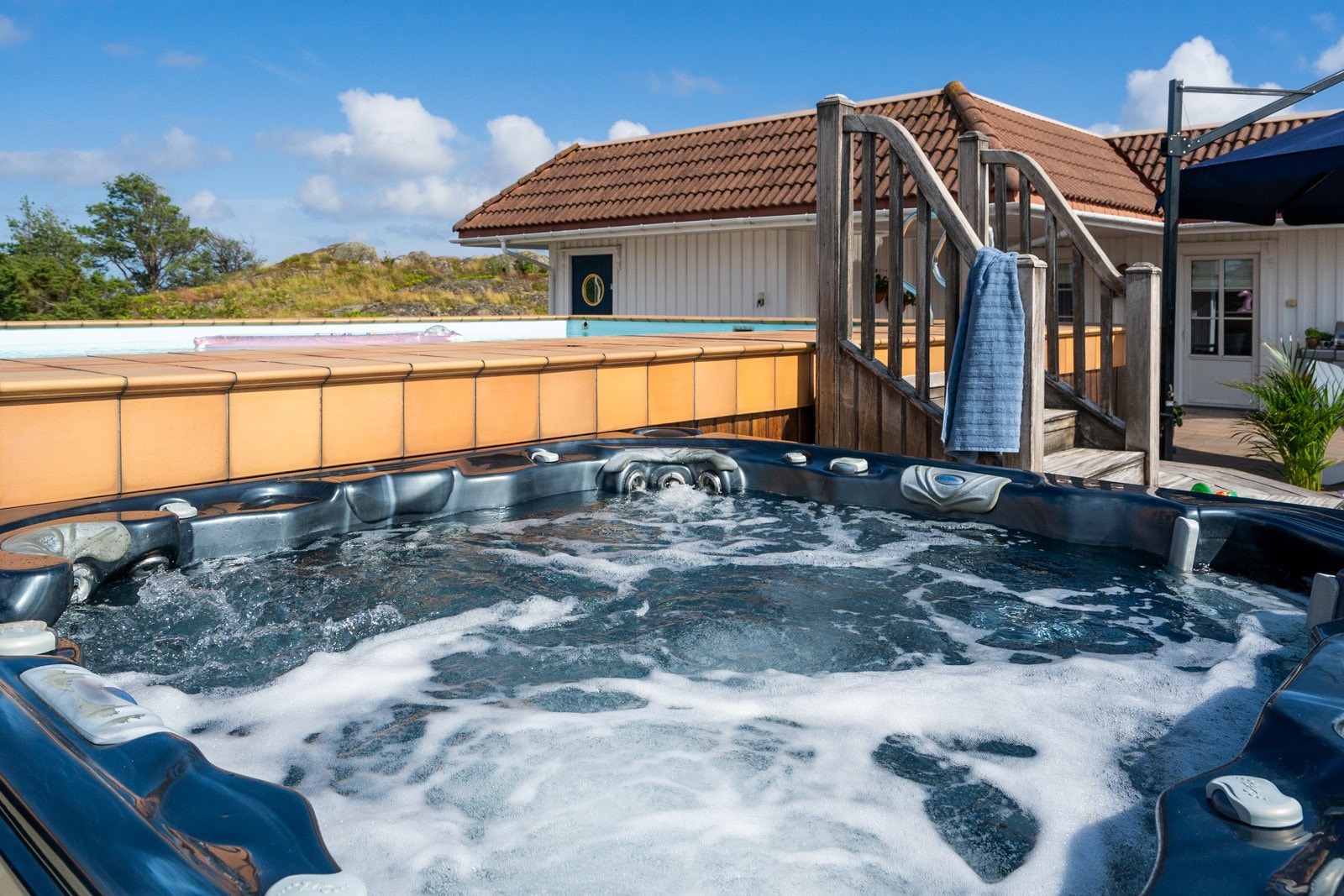 I tillegg er det en stor jacuzzi hvor du kan nyte det deilige varme vannet langt ut i de sene nattetimer. Galleribilde