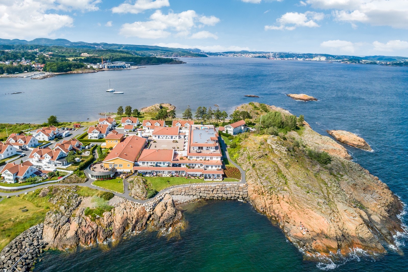 I vakre Stavern i Vestfolds smilehull ligger fantastiske Risøya. Her ligger den meget unike leiligheten vi nå skal presentere. Galleribilde