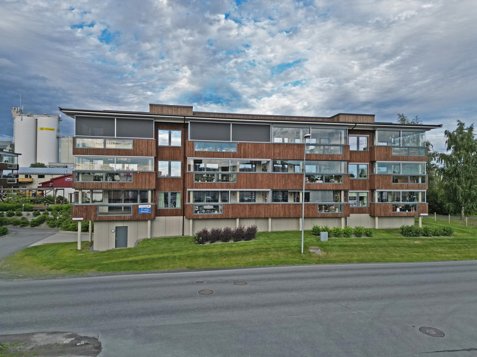 Leiligheten ligger med enkel adkomst i 1 etasje på enden av bygget. Galleribilde