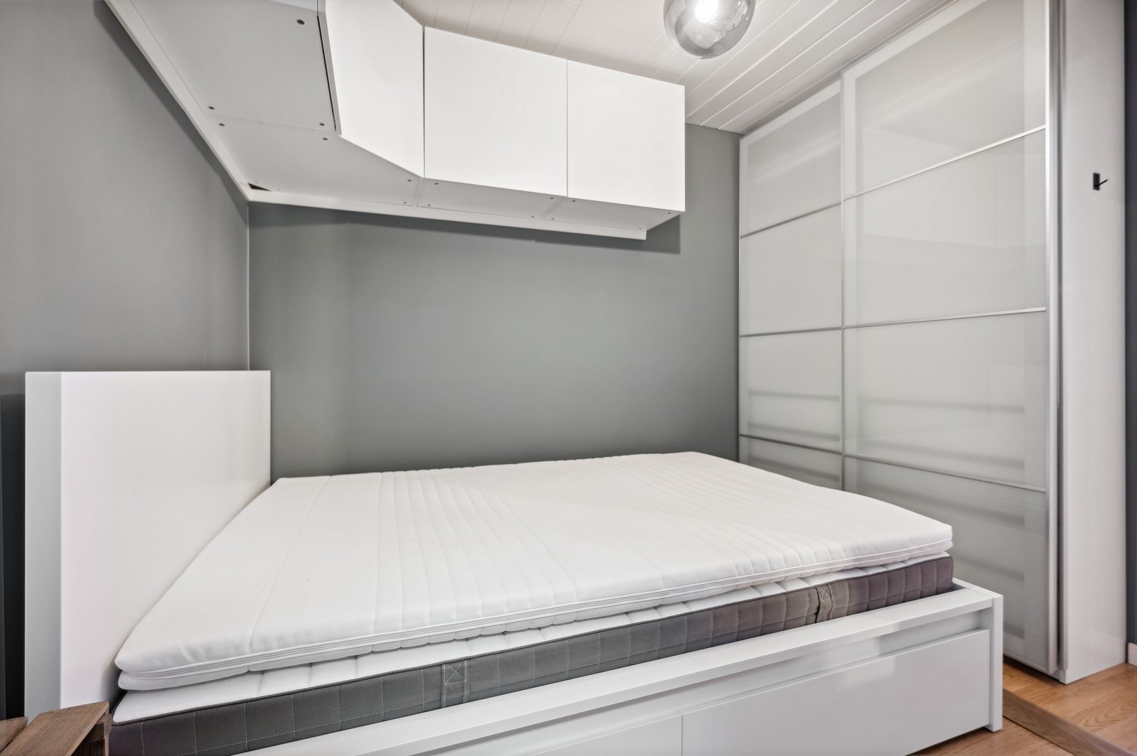 Alkove med stor seng og godt med lagringsplass i skap og under sengen. Galleribilde