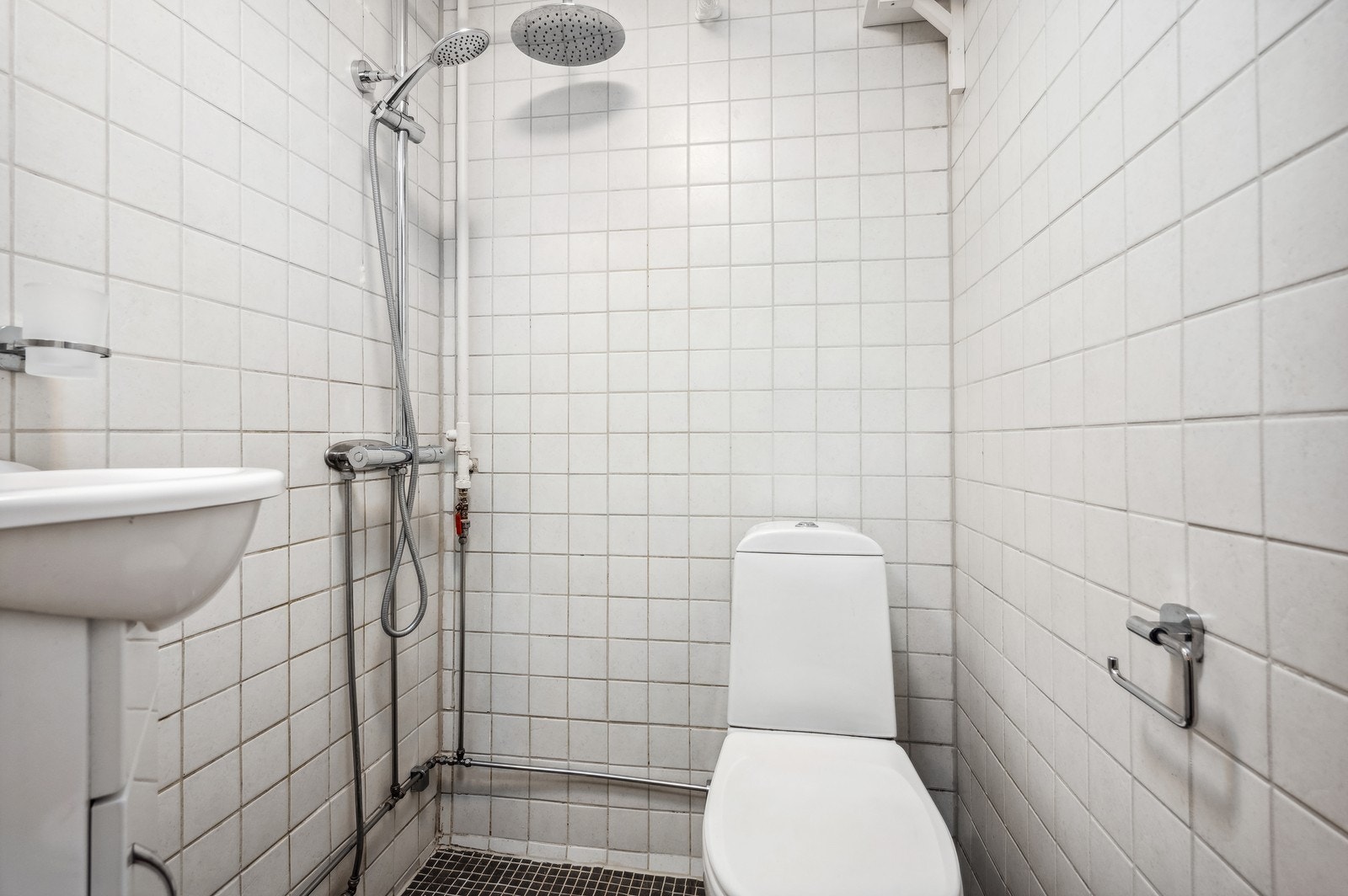 Flislagt baderom med varme i gulvet. Galleribilde