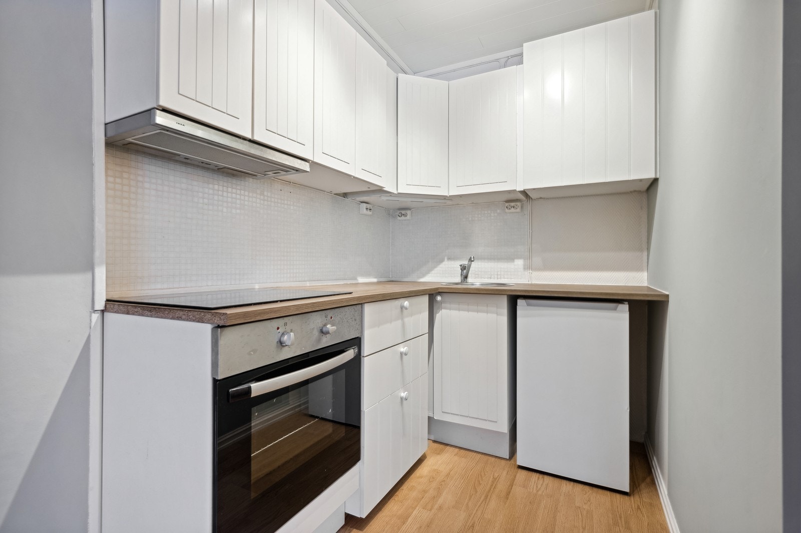 Lyst kjøkken hvor hvitevarer medfølger. Galleribilde